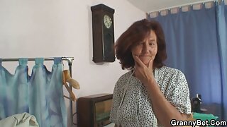 دو منحنی سنہرے بالوں ...